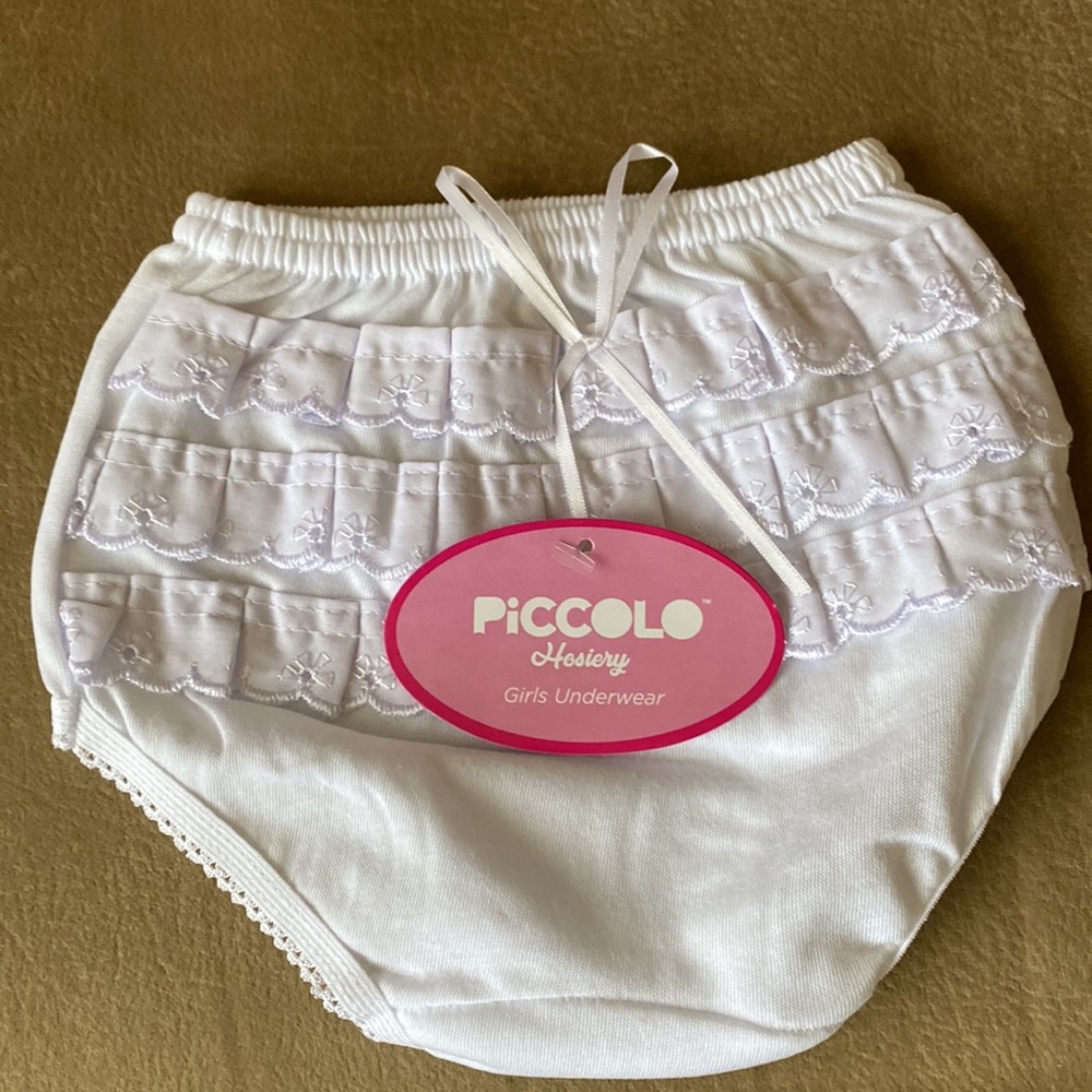 Girl underwear size 1 white there’s 6 pieces
